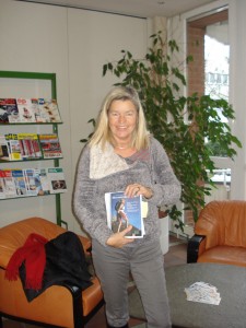 Autorin Heidi Rauch bei Bavaria-Druck in München-Freimann mit dem Plot-Ausdruck von "Mut zum neuen Knie!".