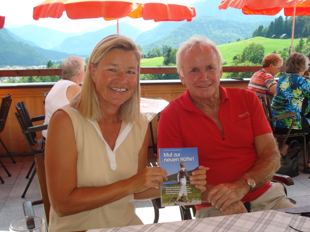 Er hat zwar ein künstliches Kniegelenk, freute sich aber doch über das Hüft-Buch von Autorin Heidi Rauch: ihr Namensvetter Rudi Rauch, den sie auf der Gröbl Alm in Mittenwald traf.