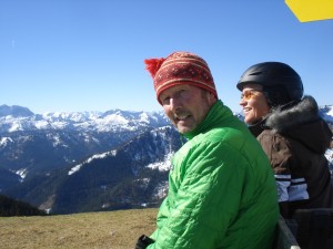 Michael Pause auf dem Roßkopf in seinem Bergsteiger-Element, Heidi Rauch mit Ski-Helm dahinter.