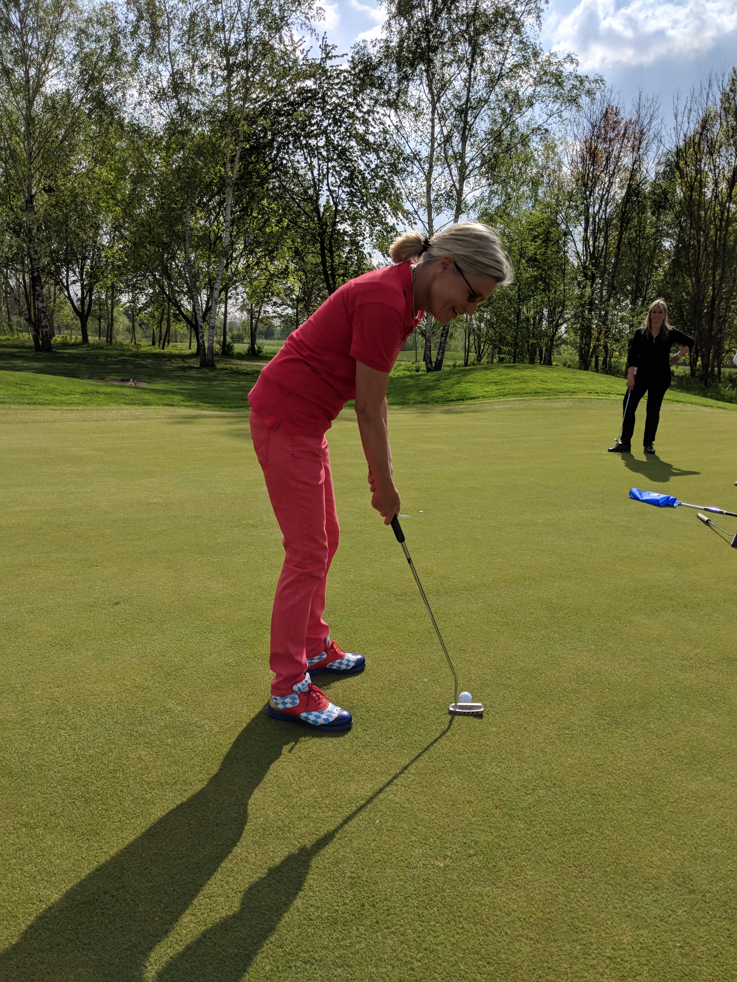 Seit 1988 spielt Heidi Golf, seit 2012 mit zwei künstlichen Hüften.
